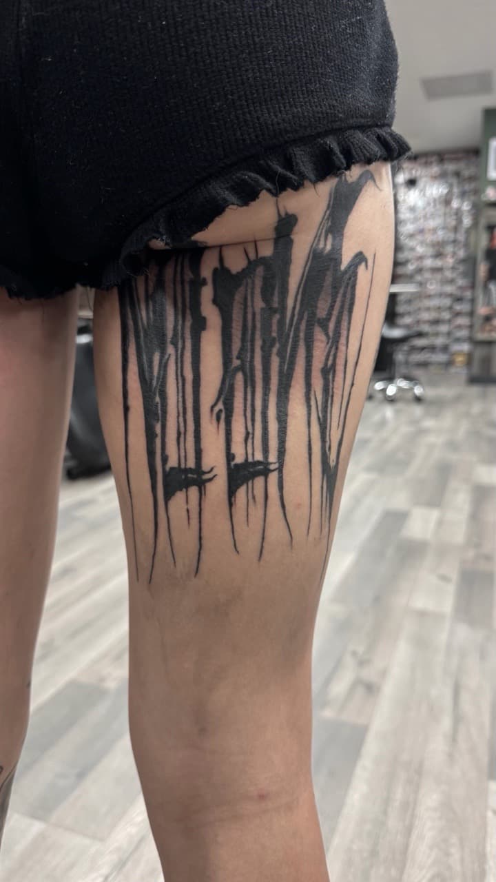 Black-work + Abstract drips tattoo on Thigh by Radtattoo on TattMe