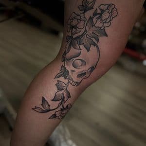 Black & Grey + Floral skull tattoo on Knee by Radtattoo on TattMe