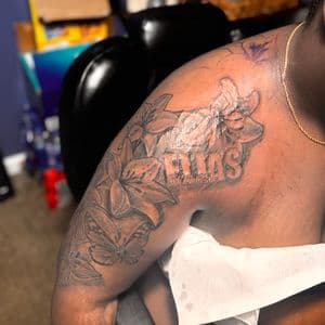 Black & Grey + Floral flowers tattoo on Shoulder by 32_Incc_STUDIOS_LLC. on TattMe