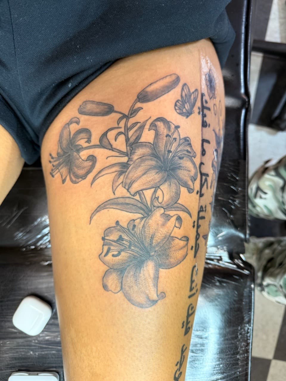 Black & Grey + Floral lilies tattoo on Thigh by Lex on TattMe