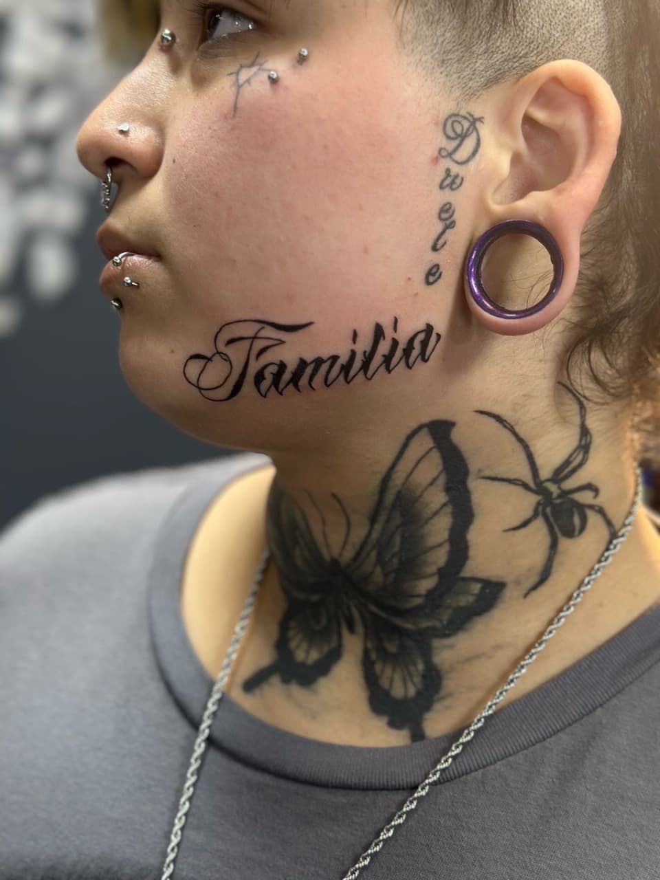 Lettering + Black-work familia tattoo on Face by Jr on TattMe
