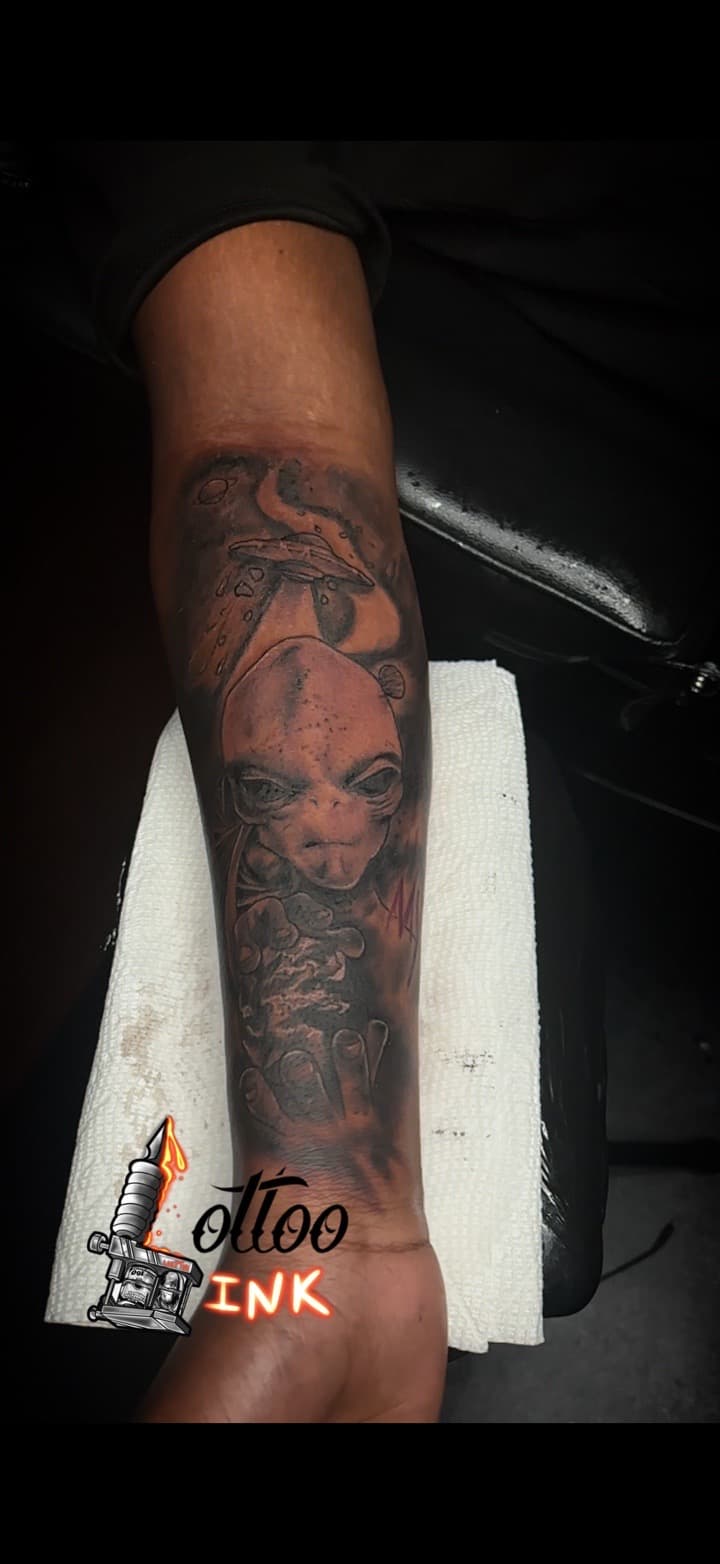 Black & Grey + Illustrative alien tattoo on Forearm by Lottooink on TattMe