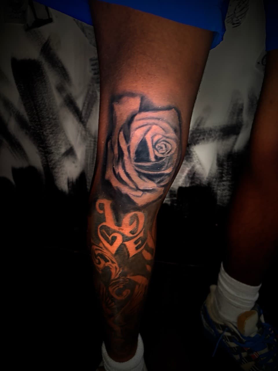Black & Grey + Floral rose tattoo on Knee by Lottooink on TattMe