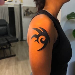 Black-work swirl tattoo on Upper Arm by cozinks on TattMe