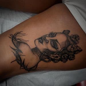 Black & Grey + Portrait woman tattoo on Thigh by Q_tattoo on TattMe